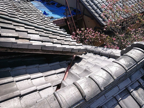 劣化した谷板金の近景